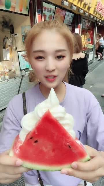 网红吃瓜小姐姐是谁啊,她是如何成为网络红人的？