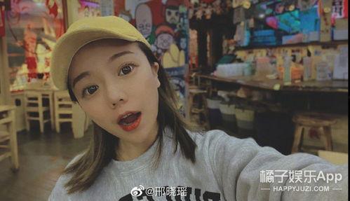 情侣网红吃瓜视频,情侣网红甜蜜吃瓜瞬间，甜蜜指数爆表！