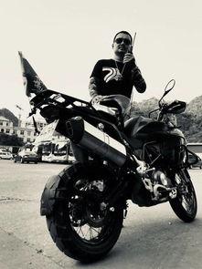 骑摩托的网红吃瓜